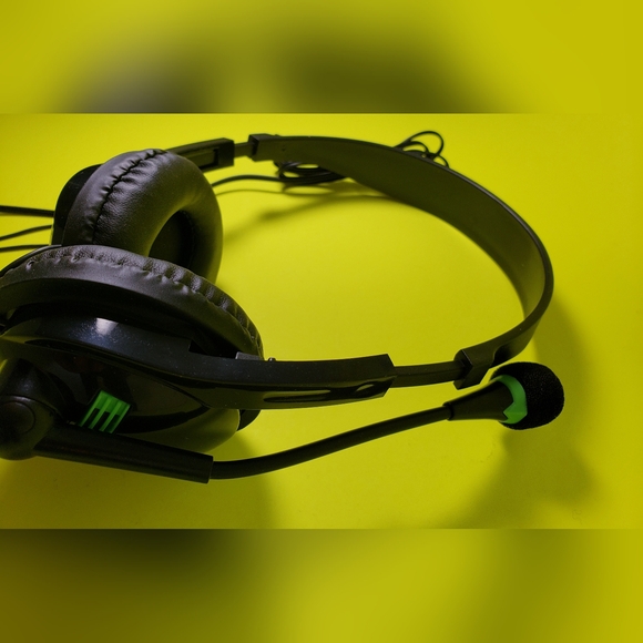 Black Wired Headset with Microphone - Picture 9 of 9